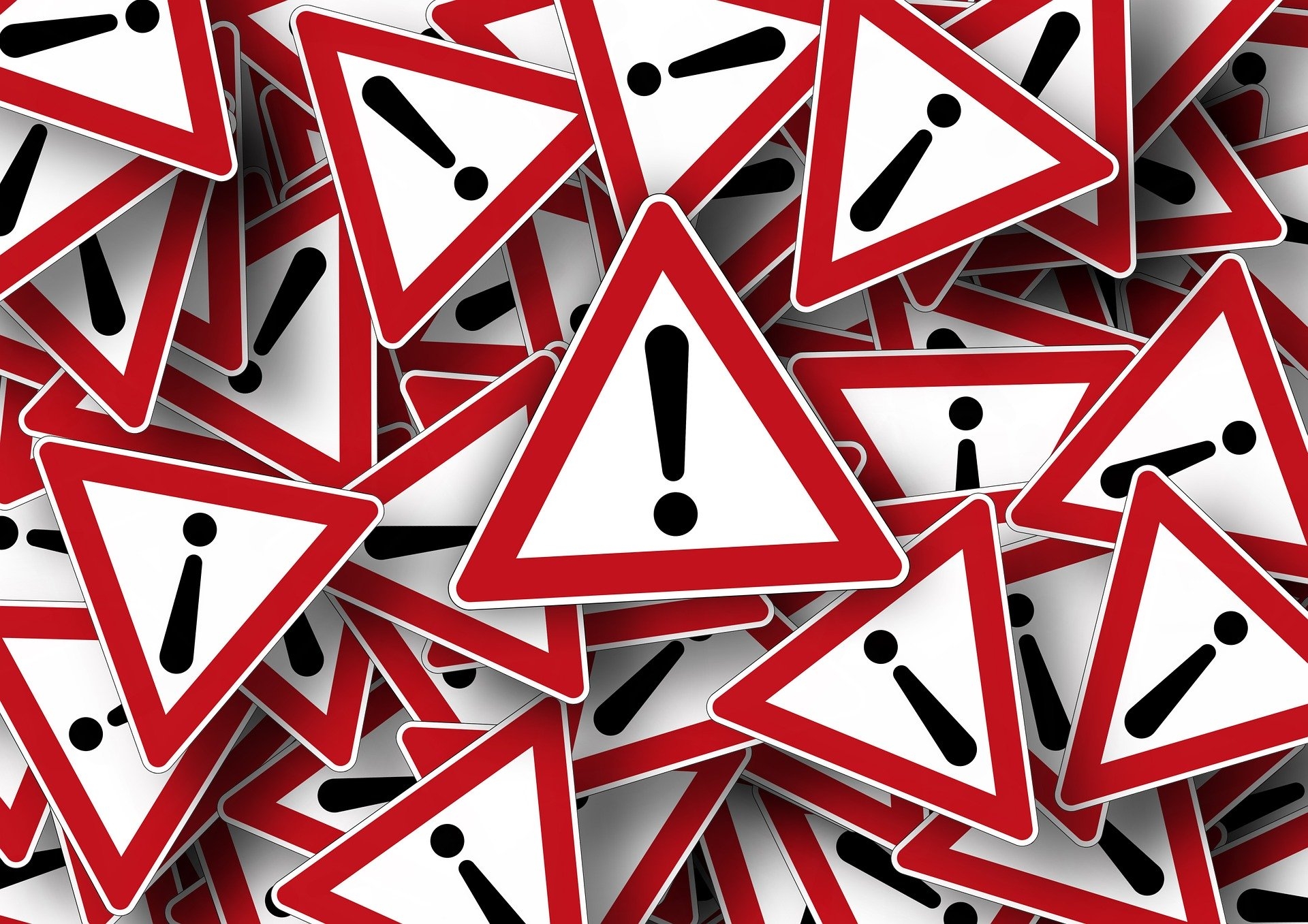 Es sind viele Dreiecke mit rotem Rand und Ausrufungszeichen in der Mitte dargestellt