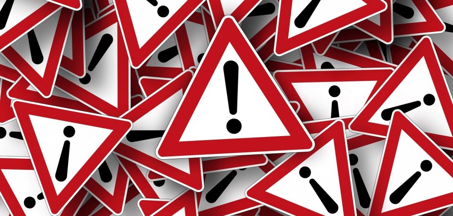 Es sind viele Dreiecke mit rotem Rand und Ausrufungszeichen in der Mitte dargestellt
