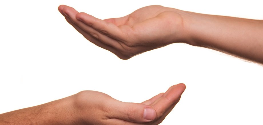 Zwei Hände mit nach oben geöffneter Handfläche