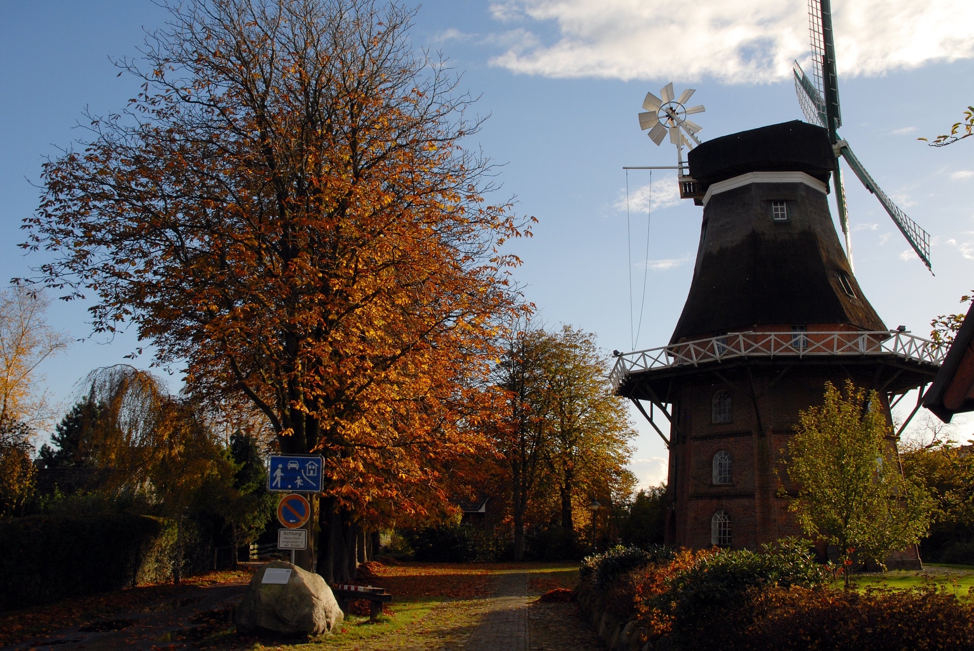 Die Mühle in Schiffdorf Die Mühle in Schiffdorf mit herbstlichen Bäumen