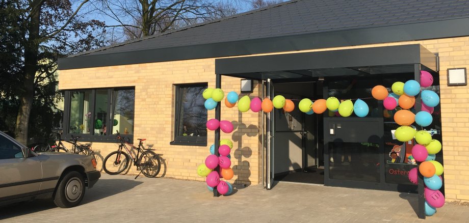 Eingangsbereich der neuen Krippe in Schiffdorf "Achter de Kark" geschmückt mit Luftballons