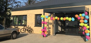 Eingangsbereich der neuen Krippe in Schiffdorf "Achter de Kark" geschmückt mit Luftballons