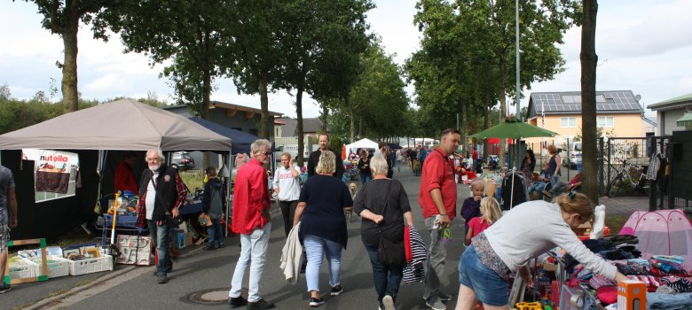 Sommerfest, Flohmarktbesucher und -stände Sommerfest, Flohmarktbesucher und -stände