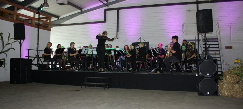 Woodbrass, Nachuchsblasorchester mit Dirigentin Woodbrass