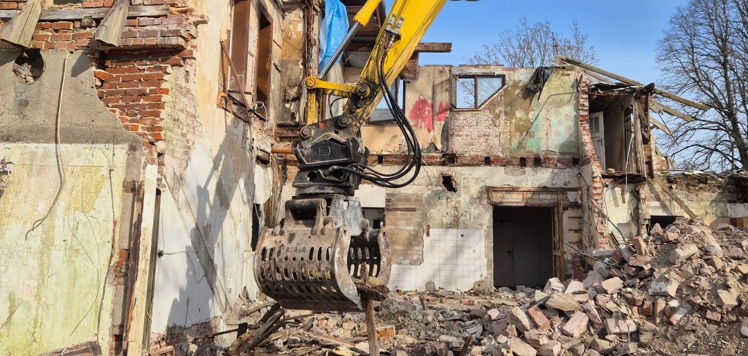 Bereits wenige Tage nach Beginn des Abrisses waren deutliche Fortschritte sichtbar – große Teile des Gebäudes wurden zurückgebaut.