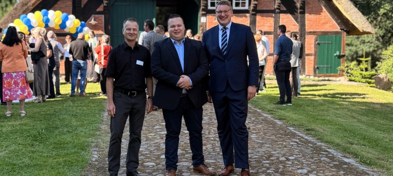 Absolvent Sönke Eriksen (Mitte) mit Personalamtsleiter Thomas Ranz (links) und Bürgermeister Henrik Wärner. Absolvent Sönke Eriksen (Mitte) mit Personalamtsleiter Thomas Ranz (links) und Bürgermeister Henrik Wärner.