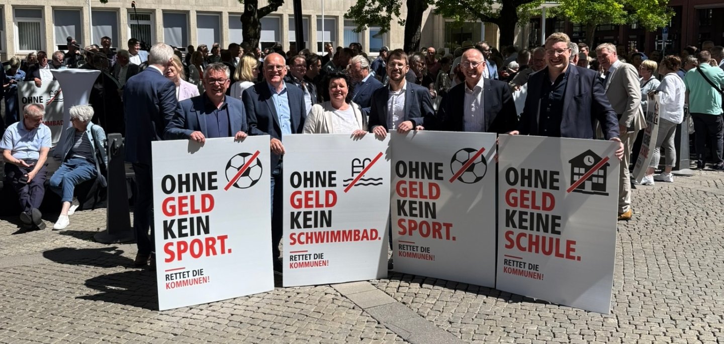 Auch Schiffdorfs Bürgermeister Henrik Wärner (rechts) beteiligte sich gemeinsam mit zahlreichen Vertreterinnen und Vertretern aus dem Cuxland an der Protestaktion der kommunalen Spitzenverbände.