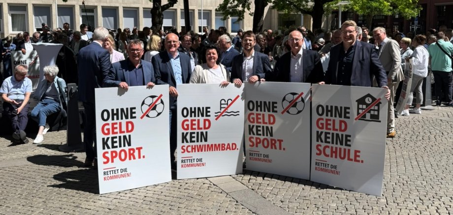 Auch Schiffdorfs Bürgermeister Henrik Wärner (rechts) beteiligte sich gemeinsam mit zahlreichen Vertreterinnen und Vertretern aus dem Cuxland an der Protestaktion der kommunalen Spitzenverbände.