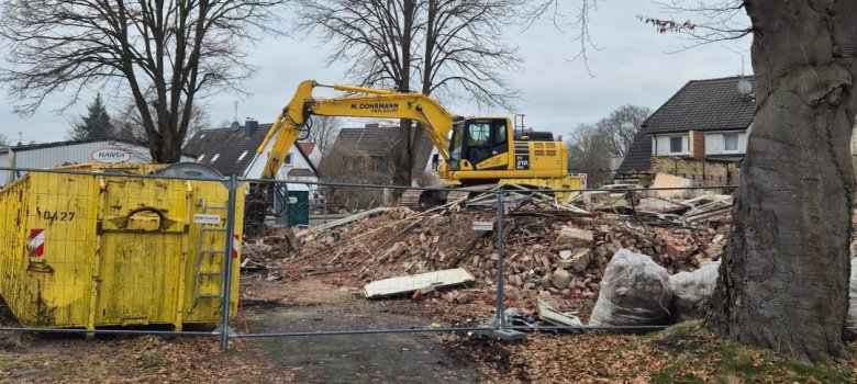 Abriss Alte Waage, aktueller Stand: Vom Gebäude ist nur noch ein kleiner Rest vorhanden. Abriss Alte Waage, aktueller Stand: Vom Gebäude ist nur noch ein kleiner Rest vorhanden.