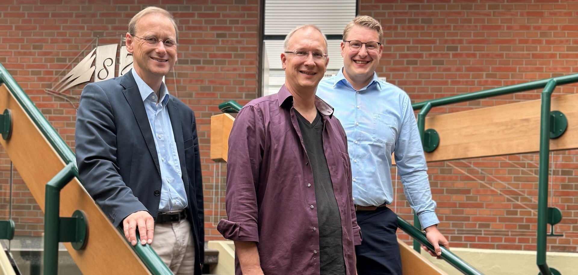 André Keim (Mitte) ist neuer Leiter der Jugendpflege. Bürgermeister Henrik Wärner (rechts) und Erster Gemeinderat Christian Grüter gratulieren.
