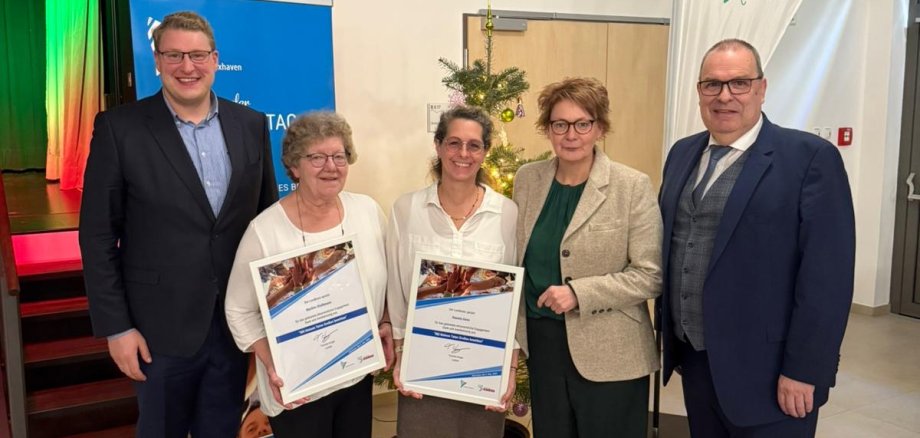 Ehrenamtstag 2025 in Hemmoor: v.l. Bürgermeister Henrik Wärner, Marlies Stuthmann, Daniela Dees, Innenministerin Daniela Behrens und Landrat Thorsten Krüger Ehrenamtstag 2025