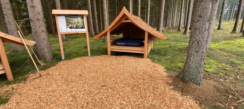 „Erholung im Wald“ ist eine der Stationen des Lehrpfades im Wasserwerkswald in Bramstedt, der mit Hilfe einer LEADER-Förderung entstanden ist.