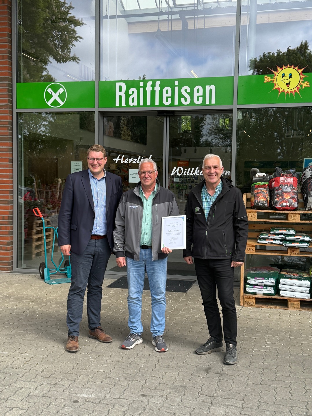 Bürgermeister Henrik Wärner (von links) mit Standortleiter Axel von Glahn und Geschäftsführer Ingo Busch.