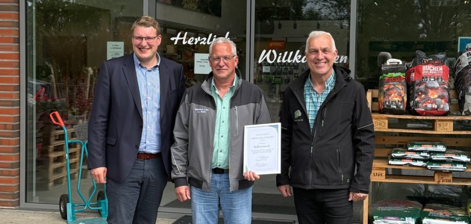 Bürgermeister Henrik Wärner (von links) mit Standortleiter Axel von Glahn und Geschäftsführer Ingo Busch.