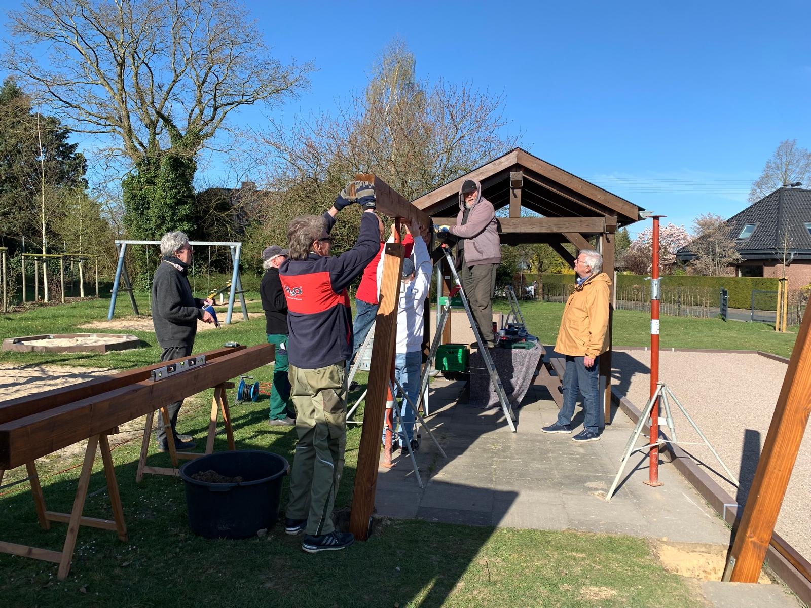 Mit vereinten Kräften wurde der Unterstand erweitert.