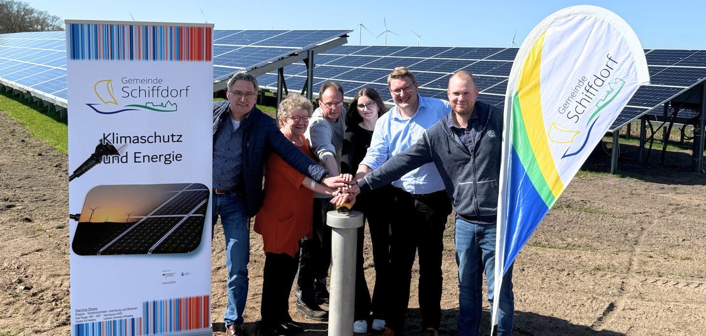 Gemeinsam geben (von links) Enno Gerdes, Marlies Stuthmann, Andreas Evermann, Lotta Dawidowski, Henrik Wärner und Birger Auffarth den offiziellen Startschuss für die neue PV-Anlage auf der Kläranlage in Bramel.
