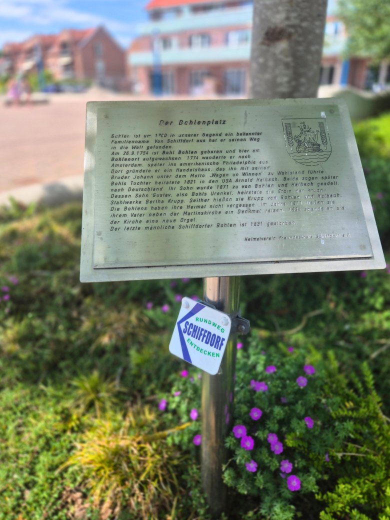 Ein Schild des Rundwegs „Schiffdorf entdecken“ am Bohlenplatz. Die bestehenden Informationstafeln sollen künftig überarbeitet, mit QR-Codes ergänzt und auf weitere Ortschaften ausgeweitet werden.