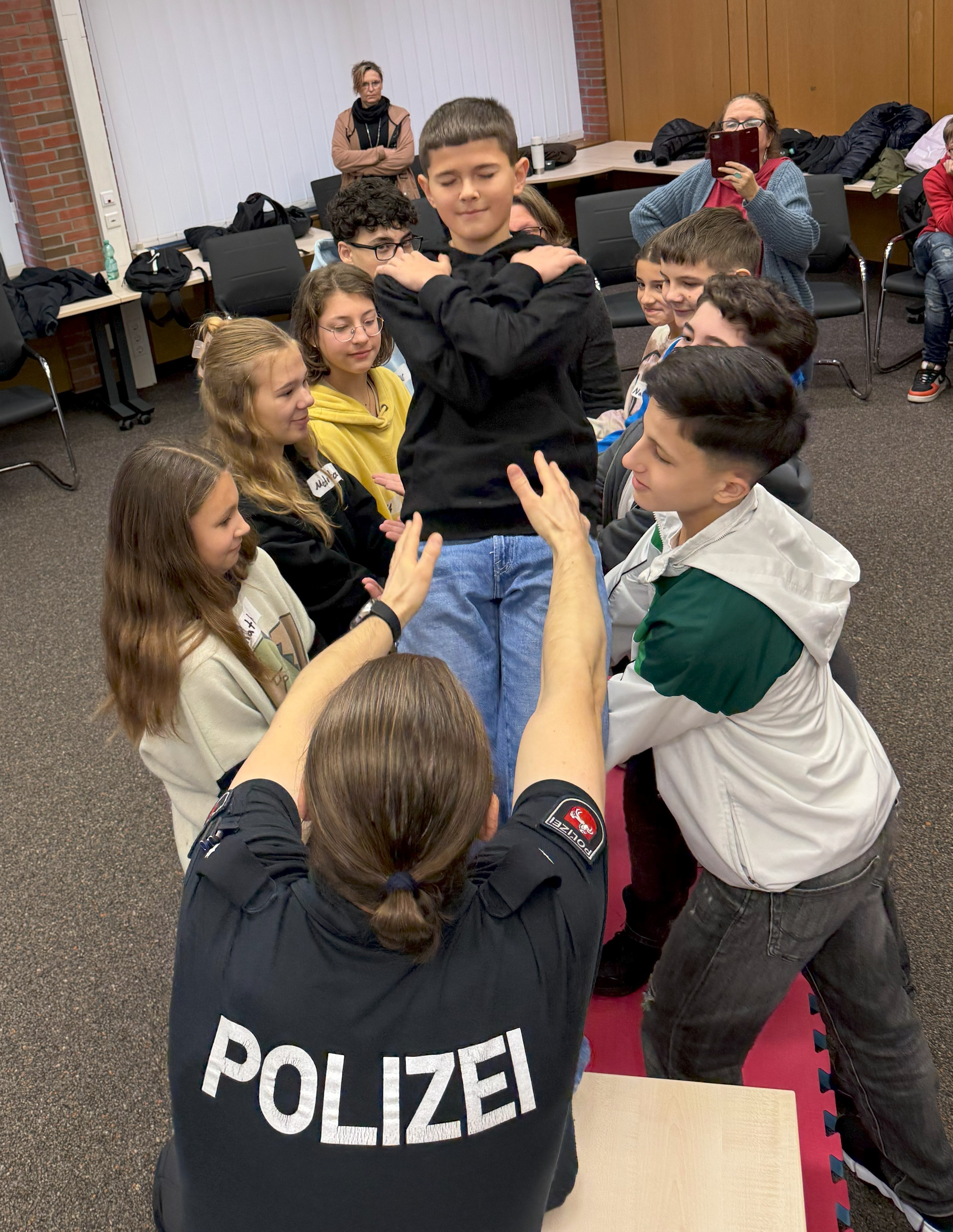 Einfach fallen lassen: Während ein Schüler das Vertrauen aufbringen 
muss, sich einfach fallen zu lassen, müssen seine Mitschüler ihn auffangen.