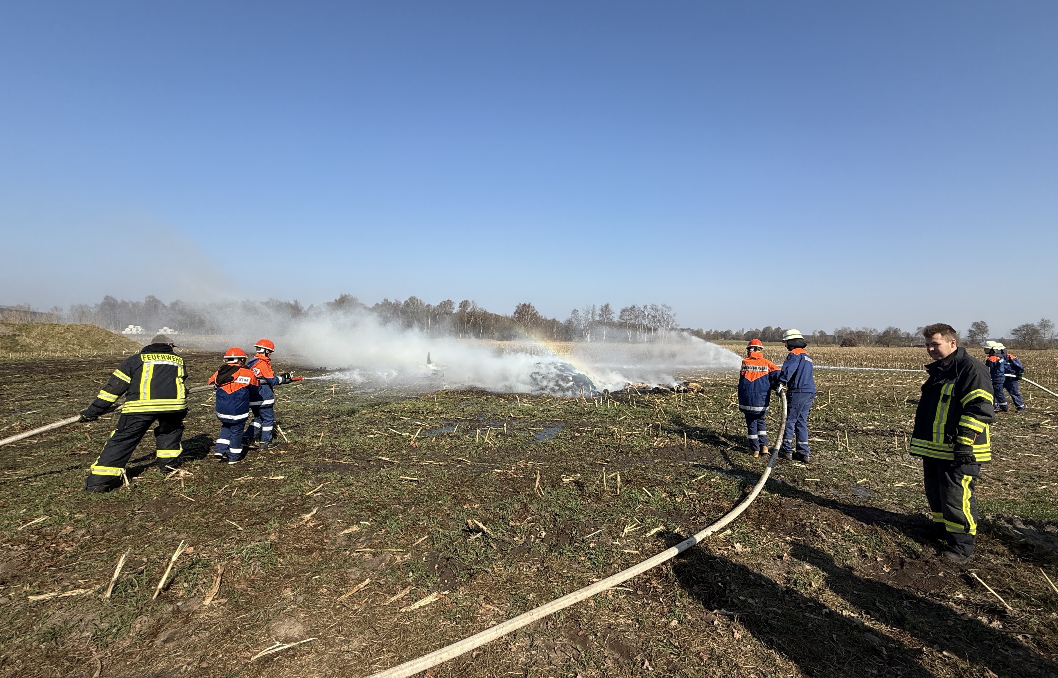 Bei der 24-Stunden-Übung der Sellstedter Feuerwehr und Jugendfeuerwehr durften der Nachwuchs unter anderem selbst ein Feuer löschen.