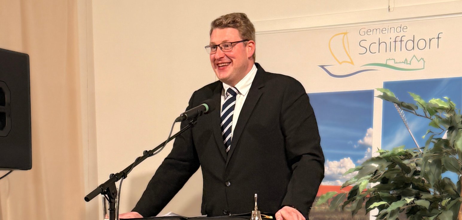 Bürgermeister Henrik Wärner begrüßte die Gäste beim Gästeabend der Gemeinde Schiffdorf in der Kulturscheune Sellstedt und sprach über aktuelle Entwicklungen und Herausforderungen in der Gemeinde.
