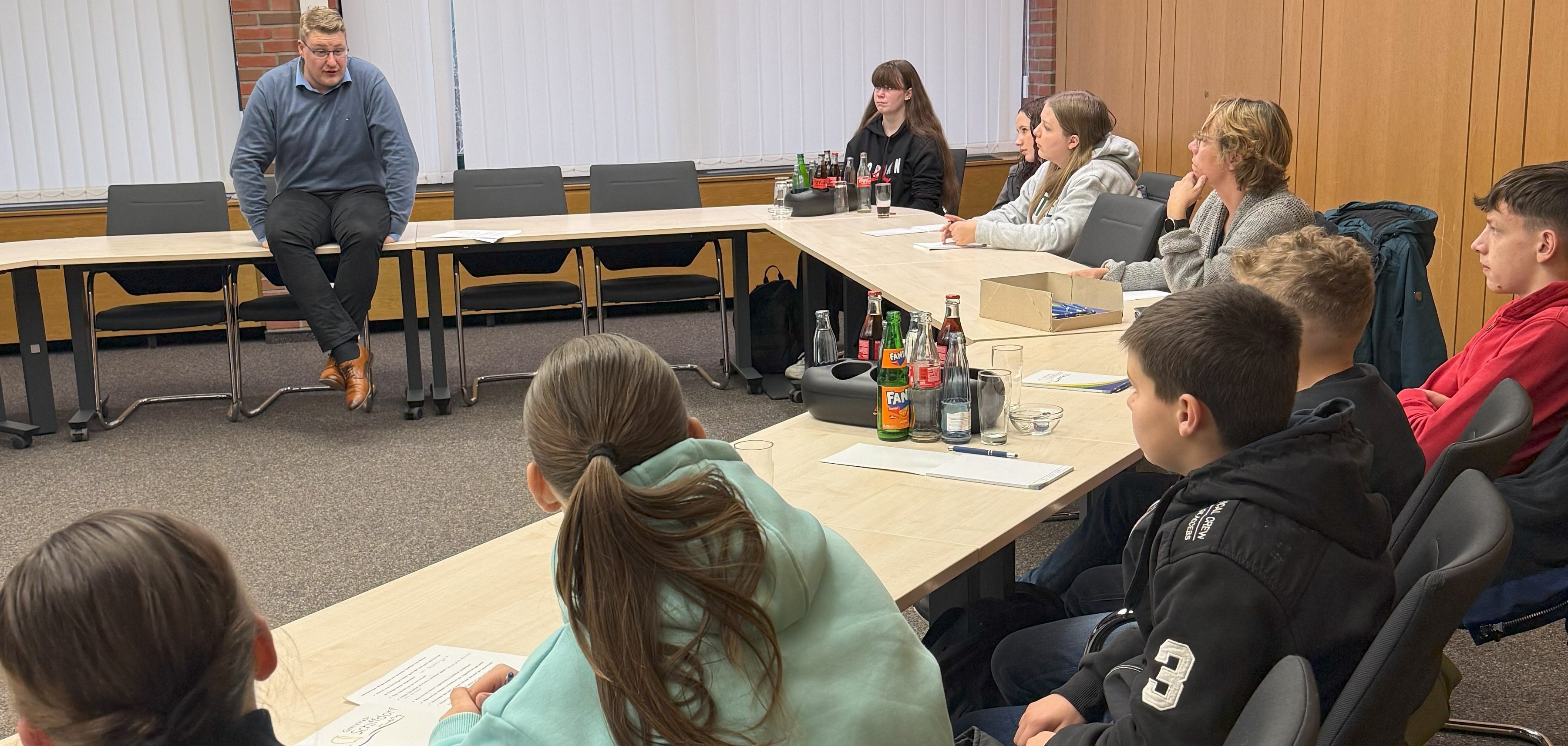 Der Pressekurs der Oberschule Schiffdorf durfte Bürgermeister Henrik Wärner quizzen.
