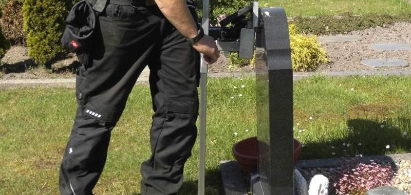 Standsicherheitsprüfung auf dem Friedhof