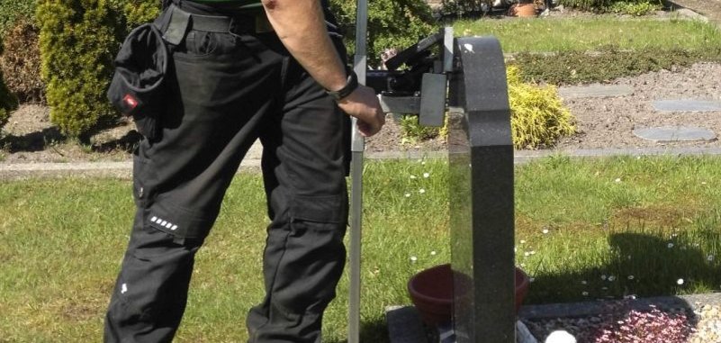 Standsicherheitsprüfung auf dem Friedhof