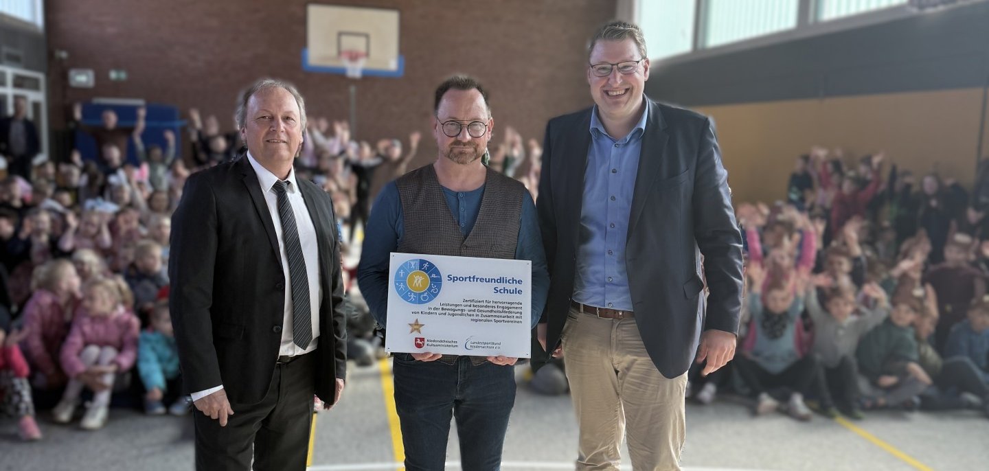 Strahlender Gesichter bei der Übergabe der Auszeichnung.