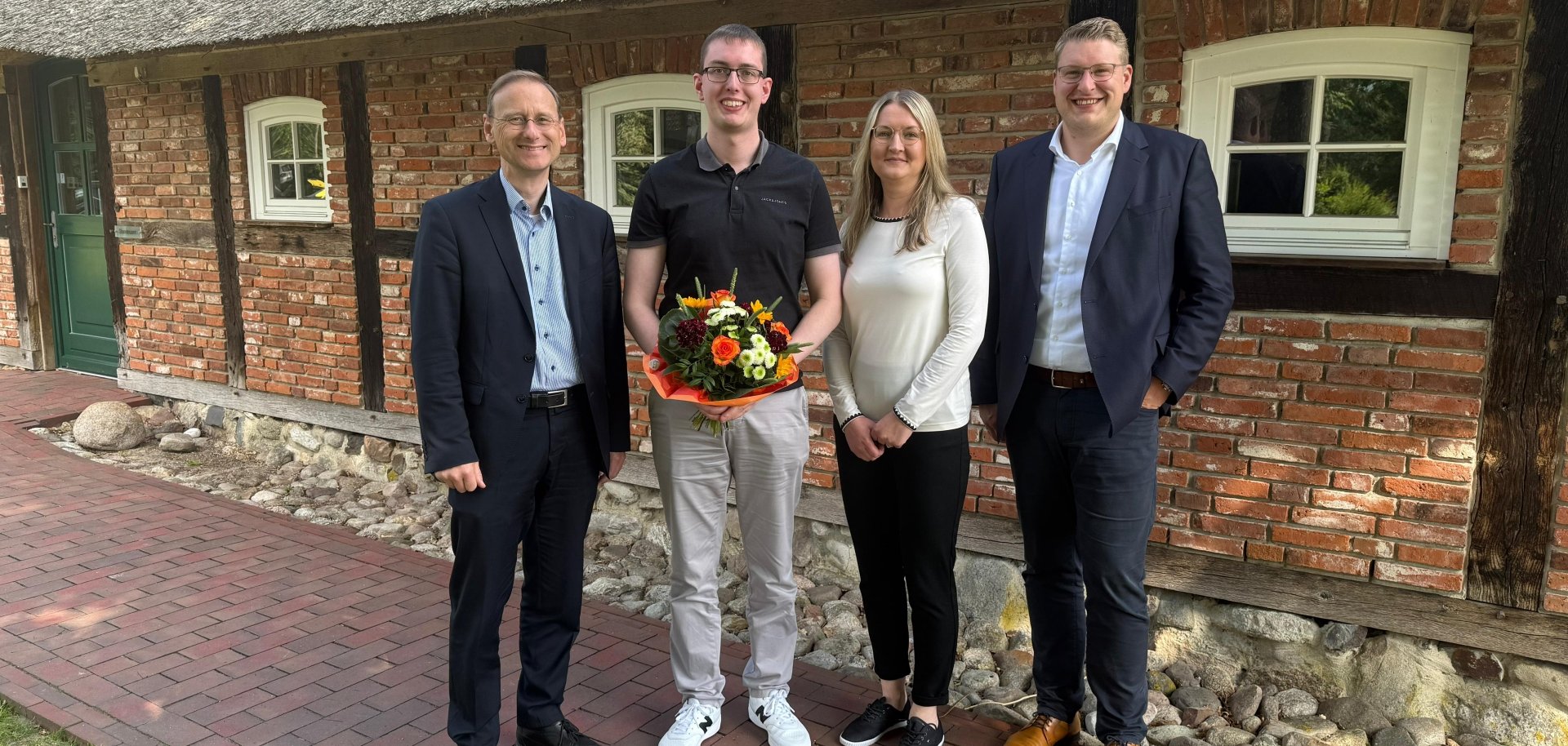 Christian Grüter (links), Olga Schket und Henrik Wärner (rechts) gratulierten Hendrik Trochelmann.