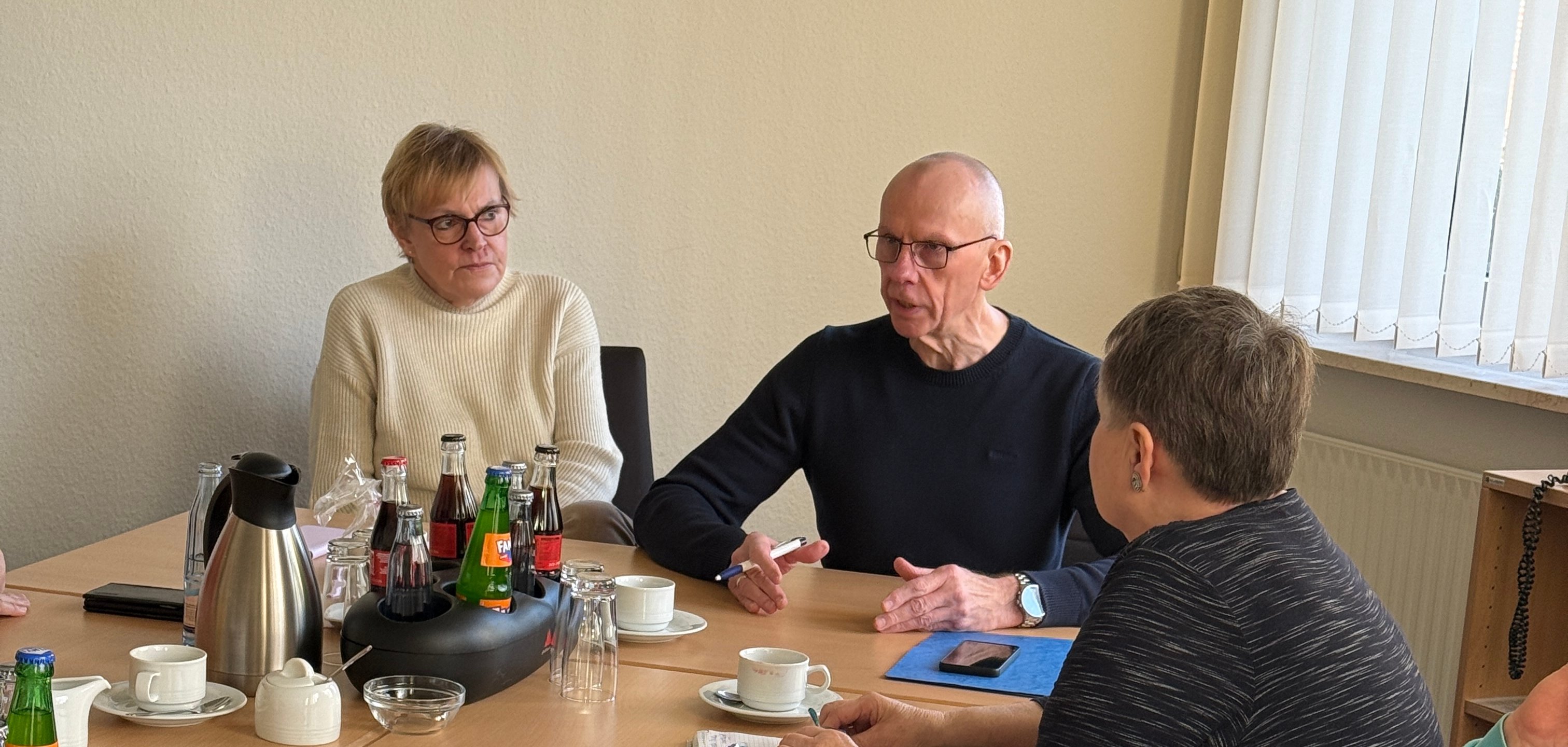 Manfred Mahnken vom Schiffdorfer Seniorenbeirat erklärt die Technik und den Umgang mit dem Smartphone.