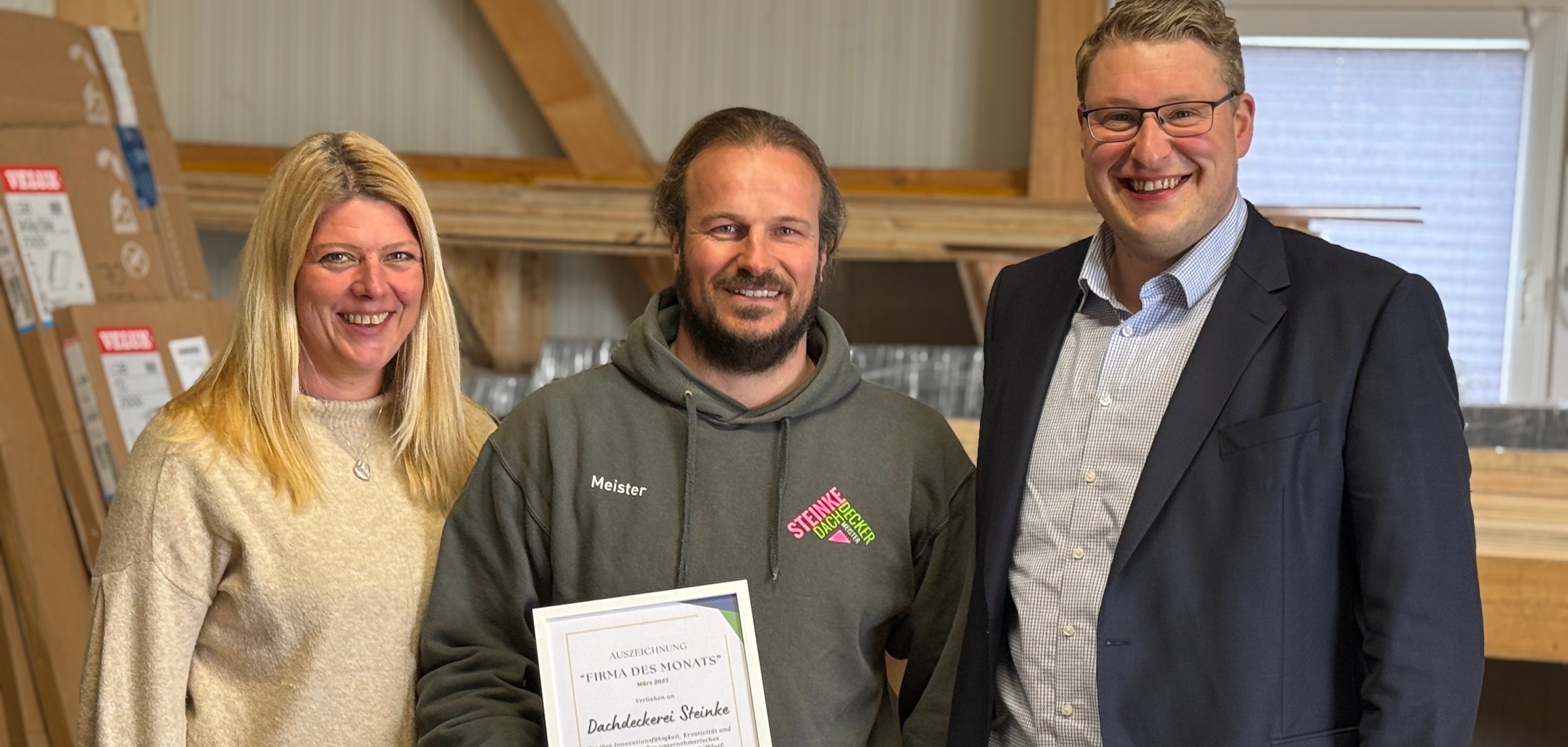 Bürgermeister Henrik Wärner (rechts) übergab die Auszeichnung an Sebastian Steinke und seine Frau Katrin Steinke-Drygalla.
