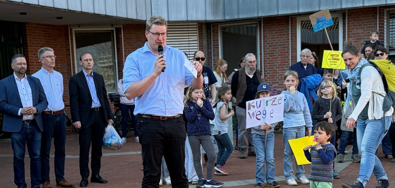 Bürgermeister Henrik Wärner bei der Demo vor dem Rathaus.