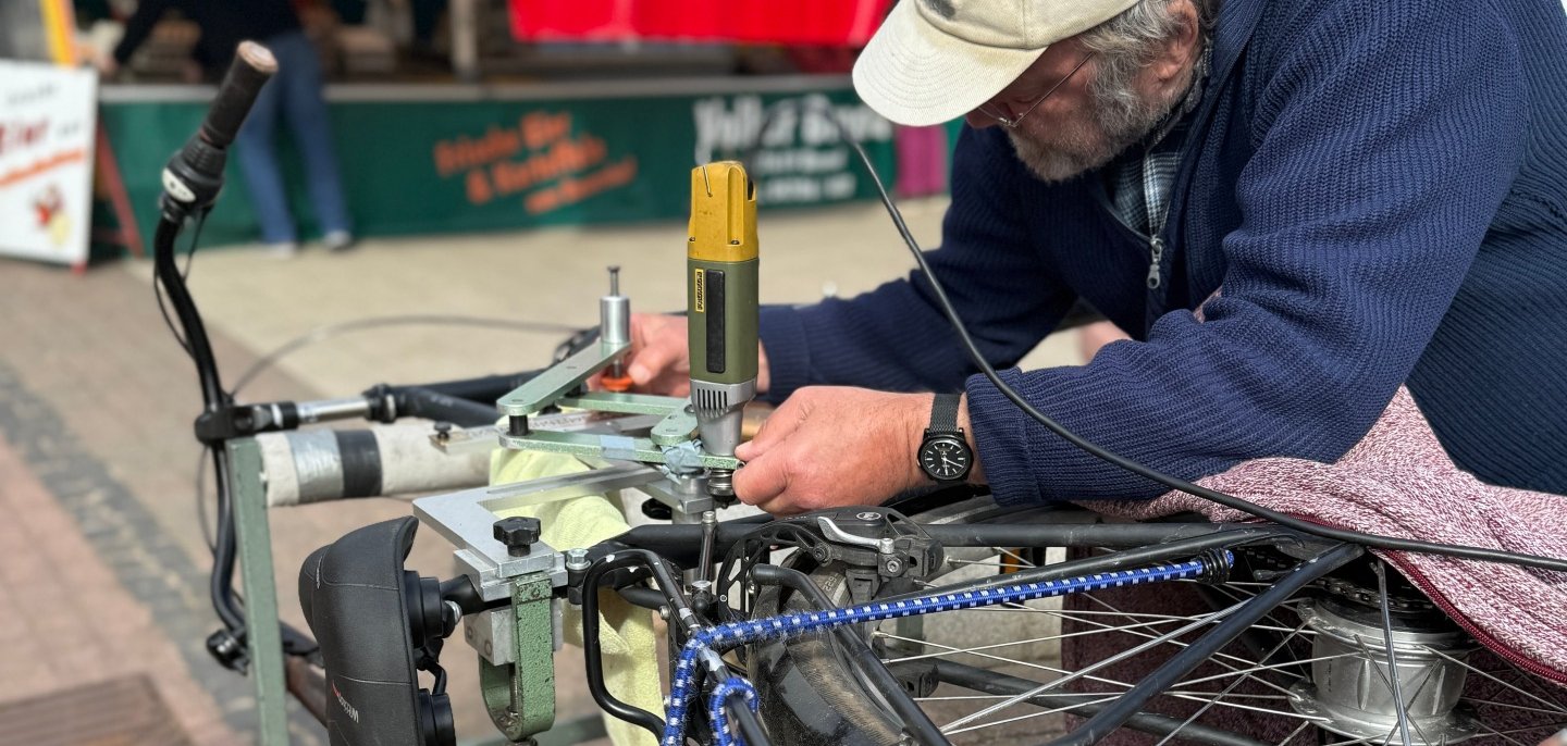 ADFC codiert Fahrräder auf dem Bohlenplatz.