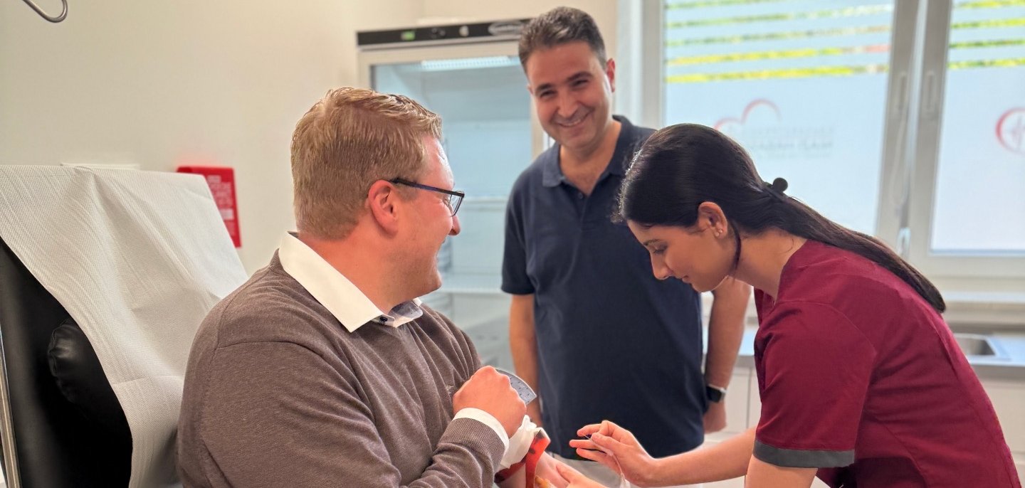 Auch Bürgermeister Henrik Wärner nahm die Gelegenheit wahr und ließ sich im Rahmen des Gesundheitschecks „piken“.