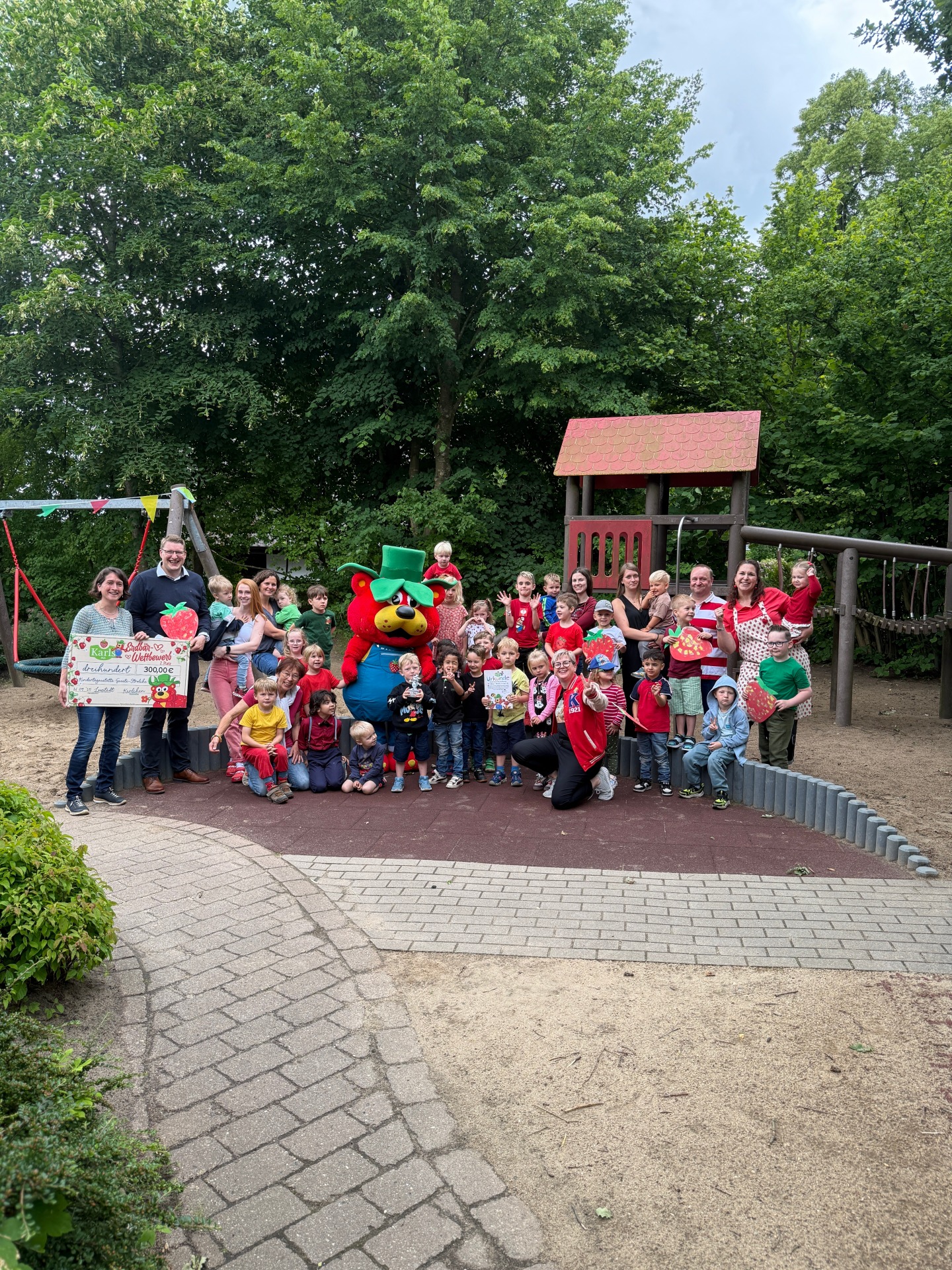 Freude über den 2. Platz beim Malwettbewerb und den Besuch von Karlchen in der Geestensether Kita.