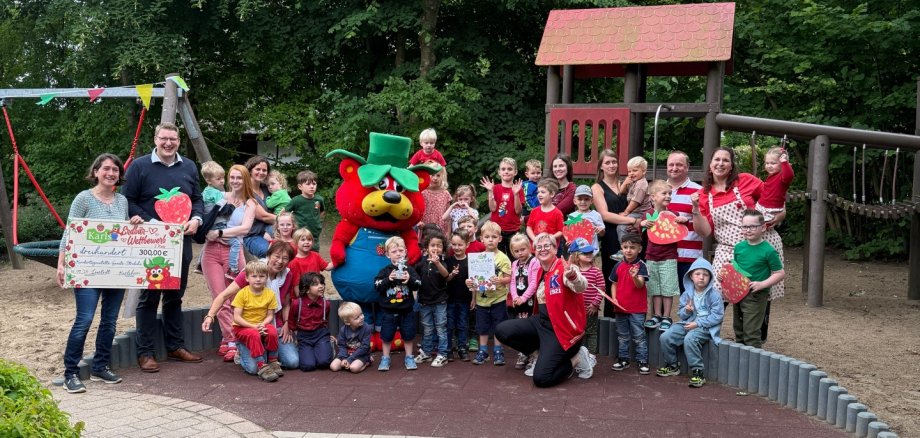 Freude über den 2. Platz beim Malwettbewerb und den Besuch von Karlchen in der Geestensether Kita.