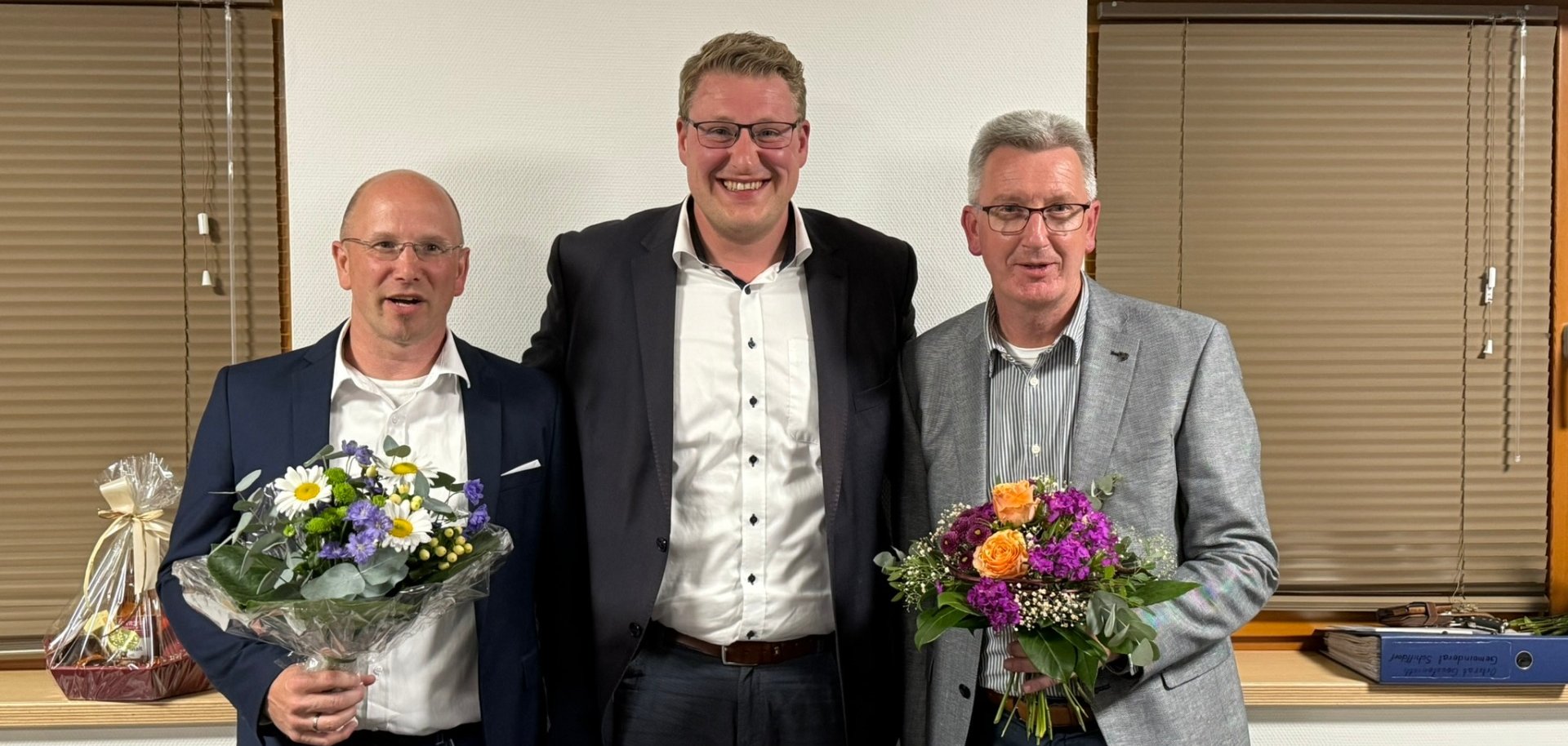 Oliver Härtl (links) übergab das Amt planmäßig an Jörg Rohde (rechts). Bürgermeister Henrik Wärner gratulierte.