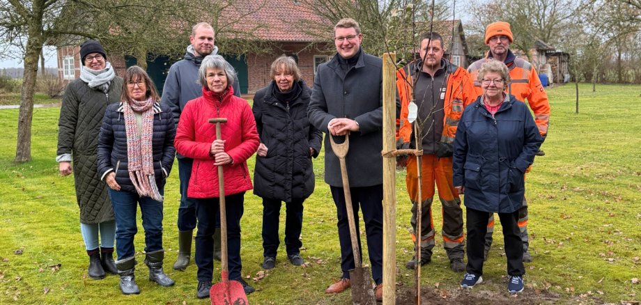 Die Gemeinde Schiffdorf hat jetzt bei der Remise des Heimatverein Bramel den Klimabaum 2025 gepflanzt. Die Gemeinde Schiffdorf hat jetzt bei der Remise des Heimatverein Bramel den Klimabaum 2025 gepflanzt.