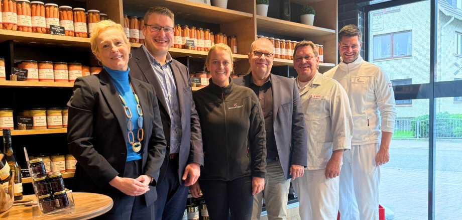 Spannende Einblicke bekamen Katja Link (von links, Wirtschaftsförderung Landkreis), Schiffdorfs Bürgermeister Henrik Wärner und Landrat Thorsten Krüger (3. von rechts) bei Mühlenbeck in Spaden von den Chefs Stefanie Mehring (3. links), Gebhard Buck (2. von rechts) sowie Jan-Peter Mehring (rechts).