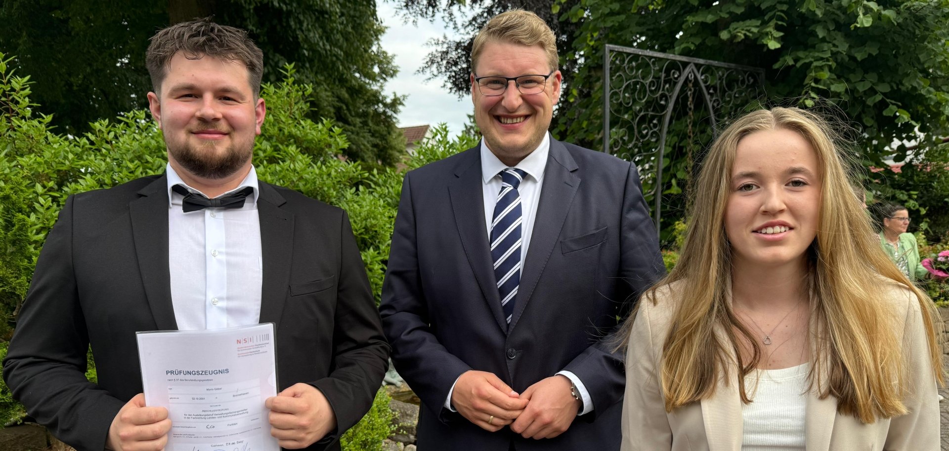 Bürgermeister Henrik Wärner (Mitte) gratulierte Mario Göbel und Louisa Walsemann.
