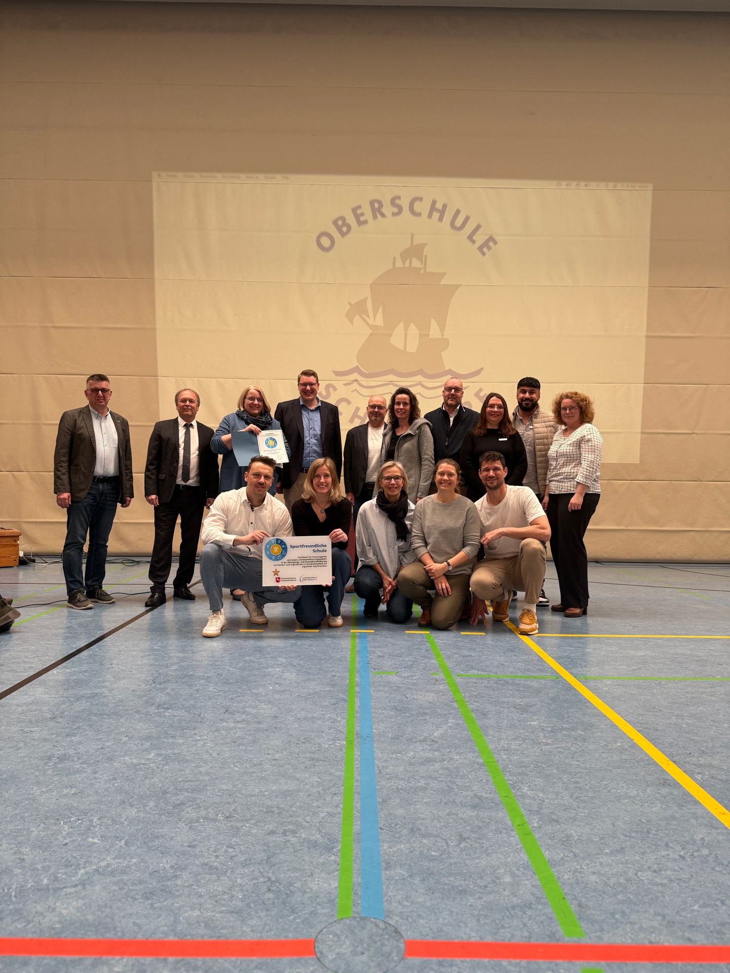 Das Team der Oberschule Schiffdorf freute sich gemeinsam mit Gästen über die Auszeichnung.