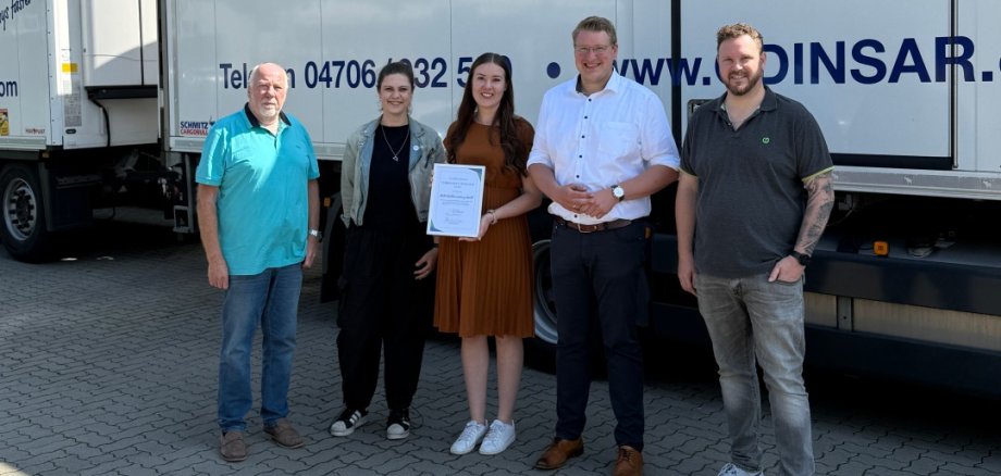 Strahlende Gesichter bei der Übergabe der Urkunde.