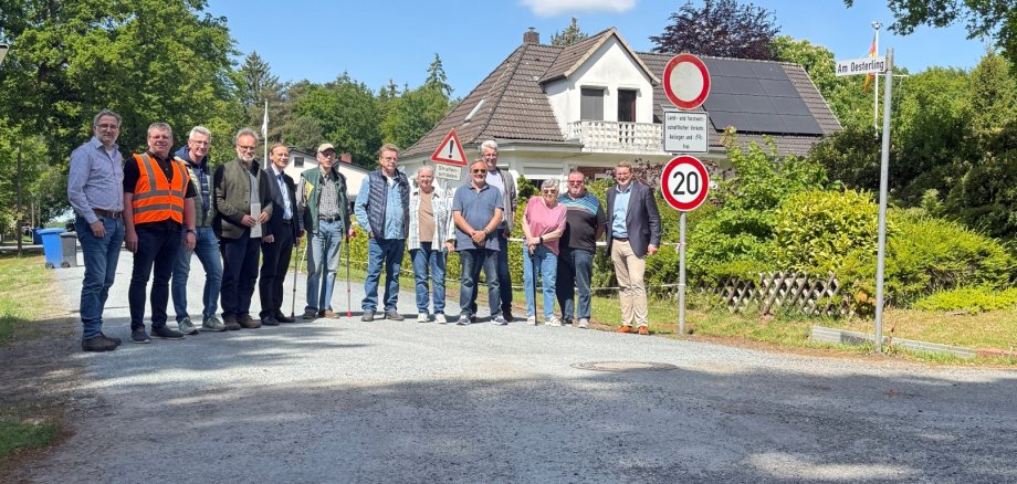 Zufrieden mit dem Ergebnis: Vertreter der Gemeindeverwaltung, Anlieger und ausführende Firmen.