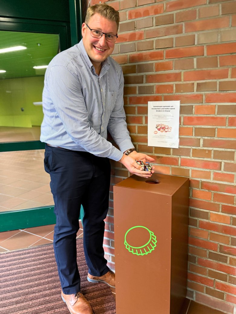 Bürgermeister Henrik Wärner freut sich über die neue Sammelbox für Kronkorken im Eingangsbereich des Schiffdorfer Rathauses. Bürgermeister Henrik Wärner freut sich über die neue Sammelbox für Kronkorken im Eingangsbereich des Schiffdorfer Rathauses.
