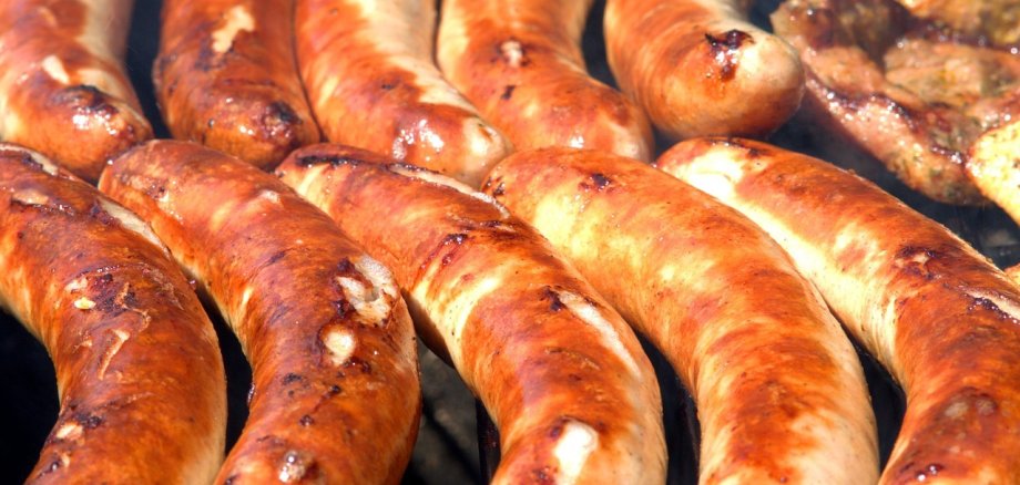 Würstchen auf dem Grill