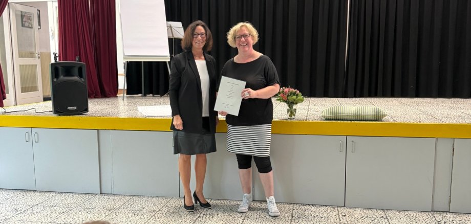 Tanja Koch (rechts) erhielt von der schulfachlichen Dezernentin Verena Clasen die offizielle Ernennungsurkunde.