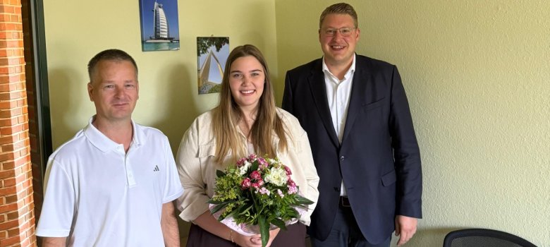 Thomas Ranz (links) und Henrik Wärner gratulierten Frau Poppe.