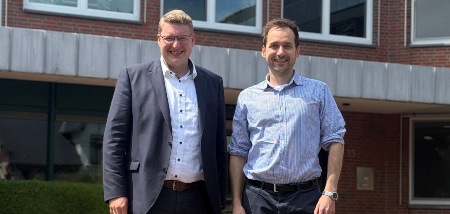 Schiffdorfs Bürgermeister Henrik Wärner (links) und Bremerhavens Baustadtrat Maximilian Charlet trafen sich zum Austausch.