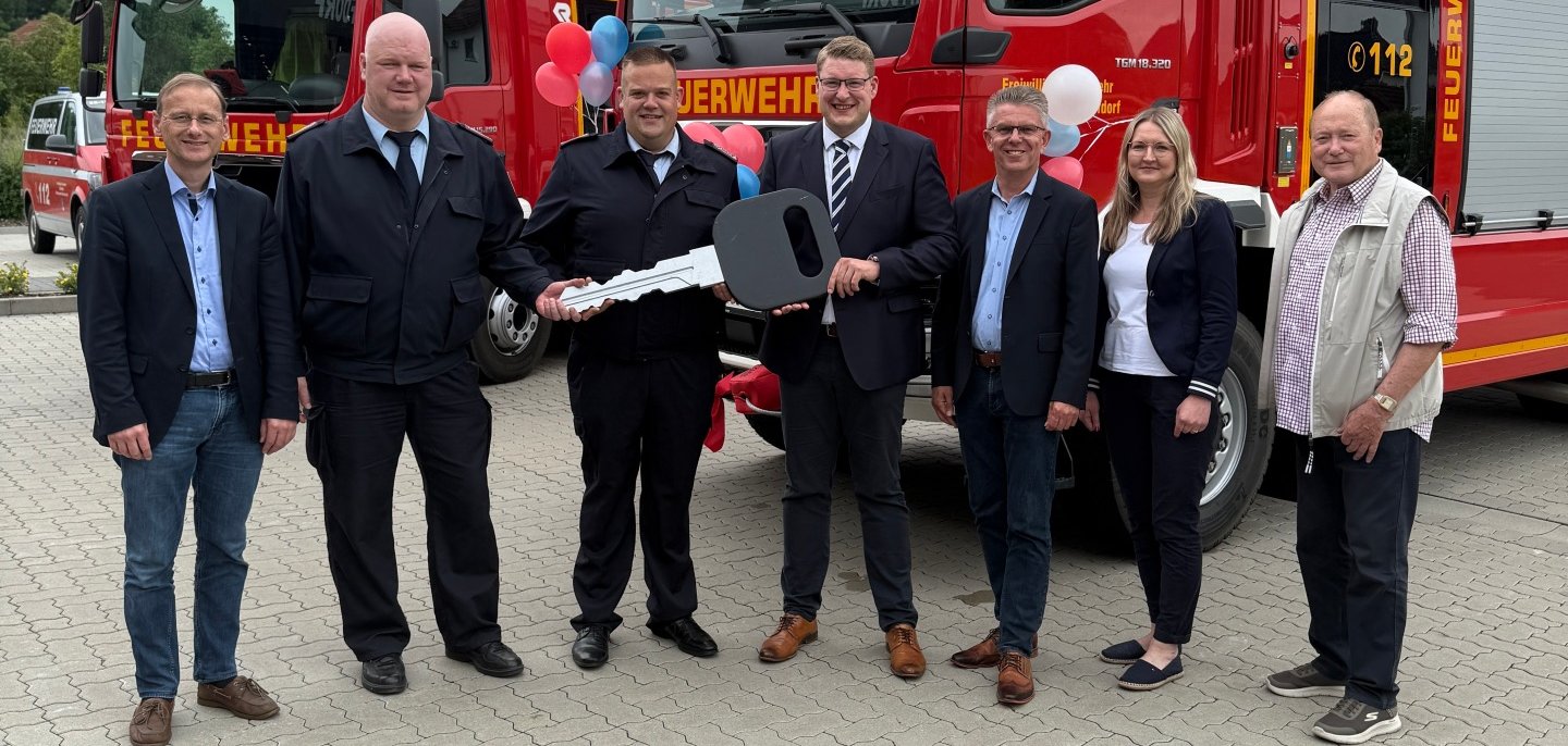 Strahlende Gesichter bei der Übergabe des neuen Fahrzeugs für die Schiffdorfer Ortsfeuerwehr: Christian Grüter (von links, Erster Gemeinderat), Thorsten Müller (Gemeindebrandmeister), Jan-Niklas Radtke (Ortsbrandmeister Schiffdorf), Henrik Wärner (Bürgermeister), Thorsten Ohlandt (Vorsitzender Feuerschutzausschuss), Olga Schket (Leiterin Fachbereich Ordnung), Reiner Lagies (Ortsbürgermeister Schiffdorf).