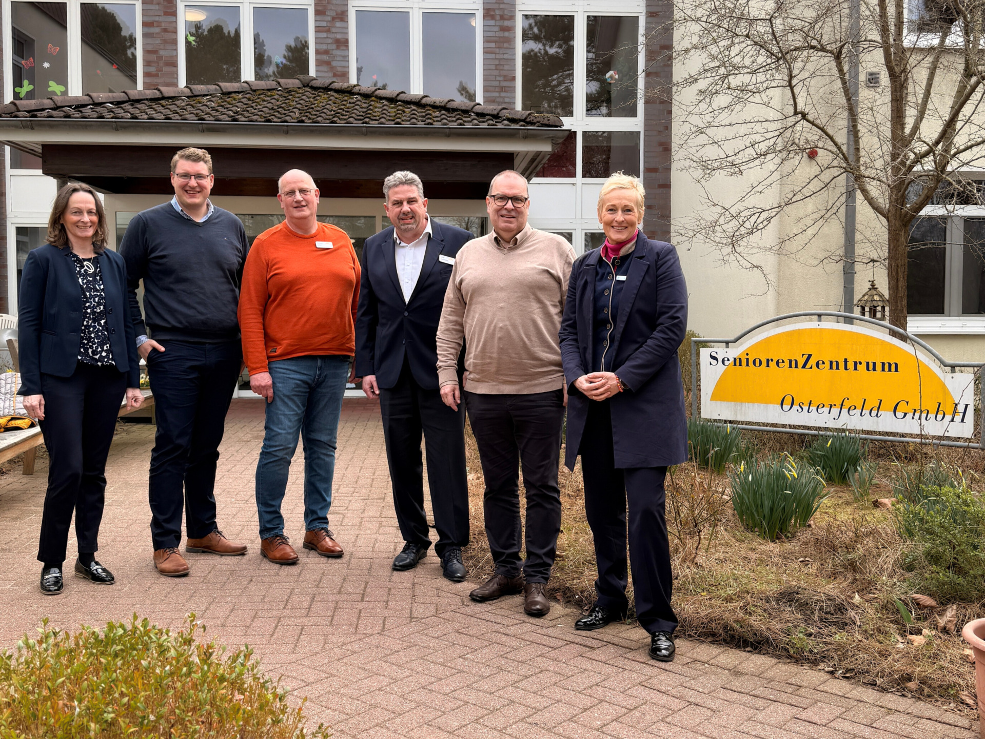 Torsten Ritter (3. von links) und Peter Huusmann (3. von rechts) gaben Landrat Thorsten Krüger (2. von rechts), Katja Link (rechts) und Kerstin Heins von der Wirtschaftsförderung des Landkreises sowie Schiffdorfs Bürgermeister Henrik Wärner Einblicke in die Arbeit im Seniorenzentrum Osterfeld in Schiffdorf. Foto Gemeinde Schiffdorf